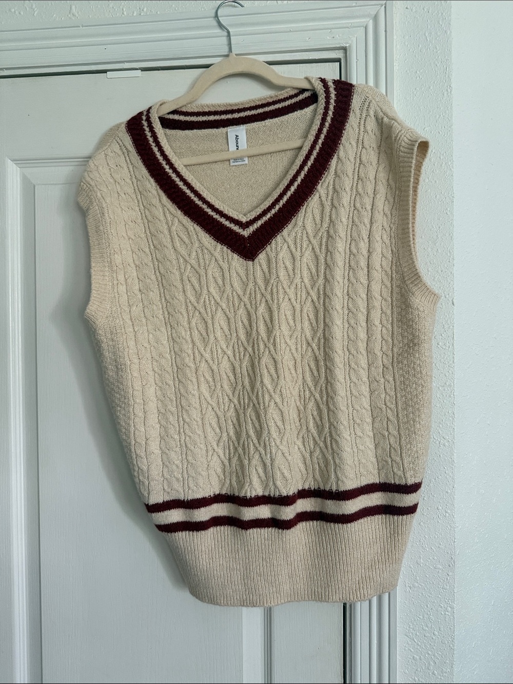 Abound Cream Cable-Knit V-Neck Sweater Vest with Burgundy Stripes